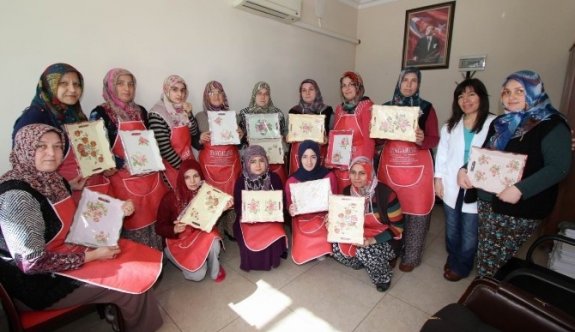 Ev Hanımları Meslek Öğreniyor