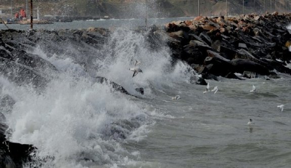 Fırtına Bandırma Belediyesi’nin Duvarını Yıktı
