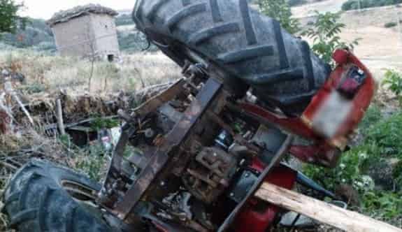 Freni Boşalan Traktörün Altında Kalarak Can Verdi