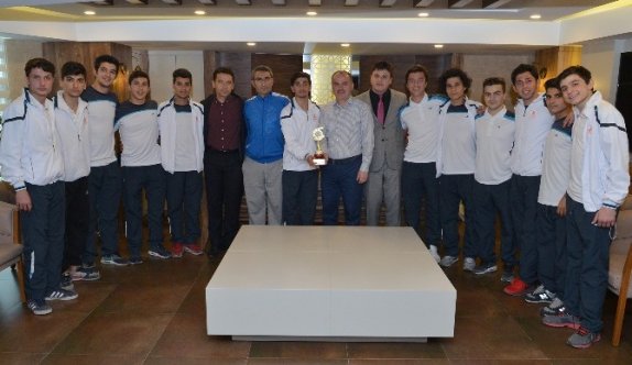 Futsal Takımından Başkan Gürlesin’e Teşekkür Ziyareti