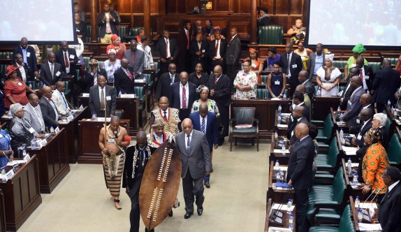 Güney Afrika&#039;da siyahlar ellerinden alınan arazileri geri istiyor