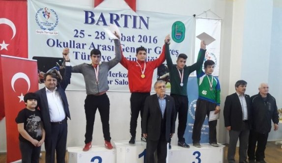 Güreşçiler Madalyalarını AK Parti Heyetinden Aldı