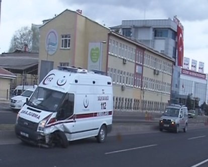 İki bacağı kopan hastayı taşıyan ambulans kaza yaptı: 3 yaralı