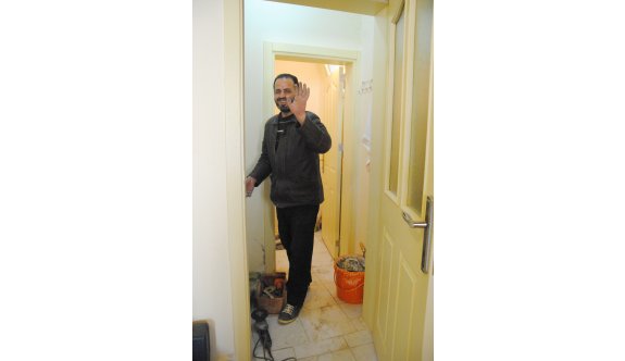 İki üniversite mezunu Suriyeli Mahmut, su tesisatçısının yanında çırak