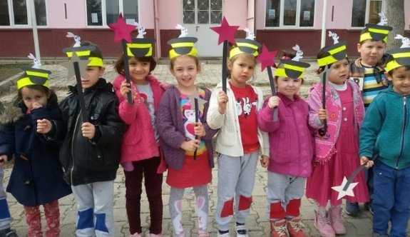 İllüzyon Gösterisini Sihirbaz Şapkası Ve Sihirli Değneklerle İzlediler