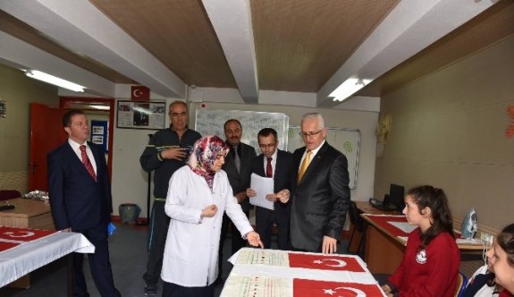 İşitme Engelli Öğrenciler, Yüzlerce Türk Bayrağı Dikti