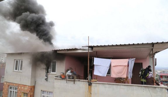 İtfaiye ekipleri yangında mahsur kalan yaşlı kadını sırtlarında indirdi