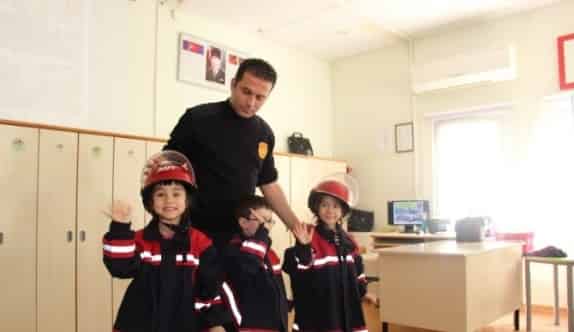 İtfaiye Erlerinden Minik Öğrencilere Uygulamalı Eğitim