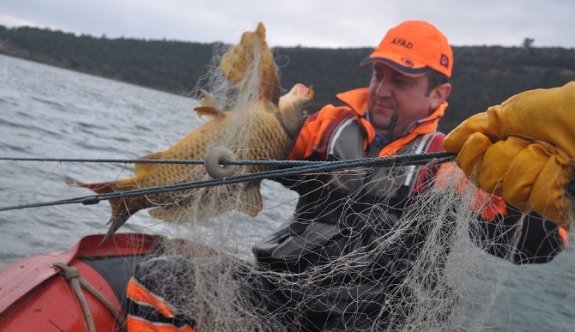Kaçak Avcıların Baraj Gölüne Attığı Ağlar Toplandı