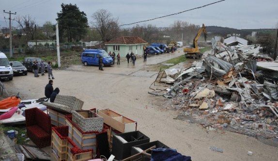 Kaçak gece kulübü yıkıldı