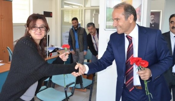 Kadınlar Gününde Karanfil Dağıttı