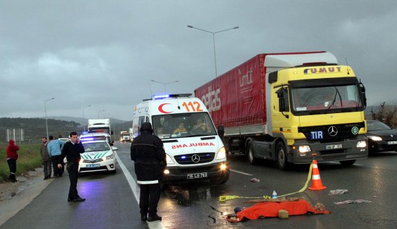Karşıdan karşıya geçmek isterken TIR&#039;ın altında kaldı