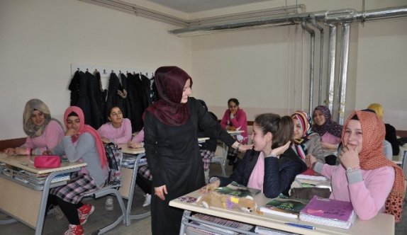 Kız Öğrencilere ‘Çocuk Yaşta Evliliğin Zararları’ Anlatıldı