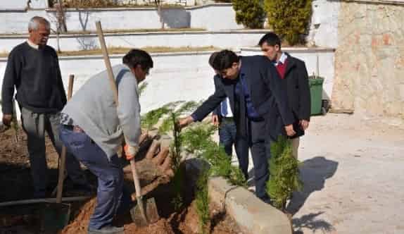 Korkuteli Adliye Sarayı Bahçesinde 100 Fidan Toprakla Buluştu