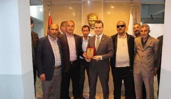 Köy Muhtarları Emniyet Amirine Plaket Verdi