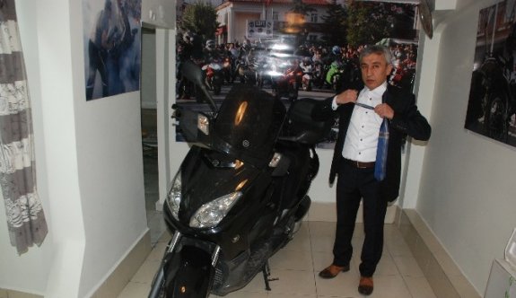 “Kravatı Çıkart, Kaskı Tak, Bas Gaza”