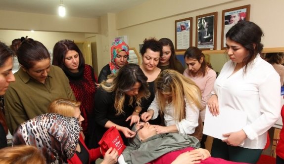 Kuaförlük Kursiyerlerine Profesyonel Eğitim