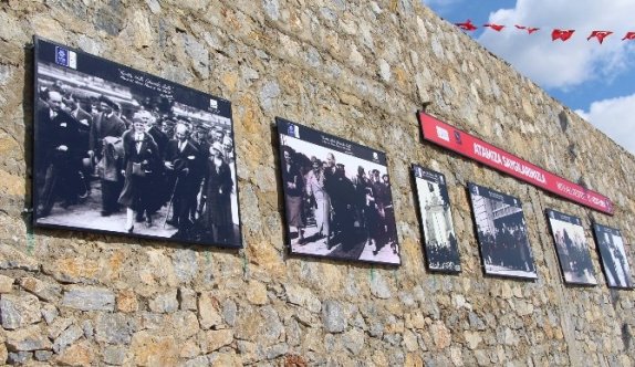 Kuşadası’nda Bulvar Duvarında Atatürk Köşesi Açıldı