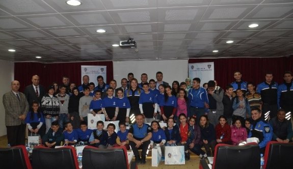 Mavi Kartaneleri Okuyor