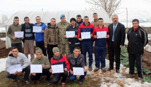 Mehmetçik, Kışlada Meslek Öğreniyor