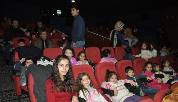 Minik Öğrencilerin Sinema Keyfi