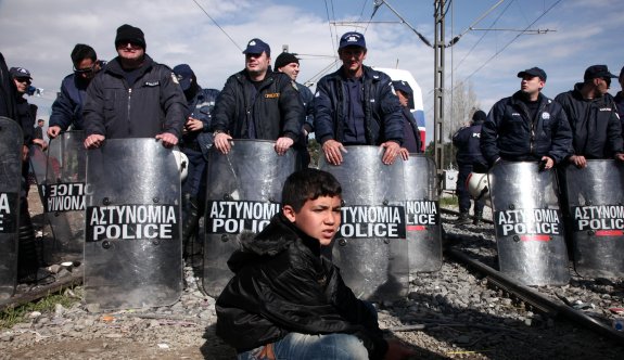 Mülteciler, Yunan-Makedon sınırındaki demiryolunu kapattı
