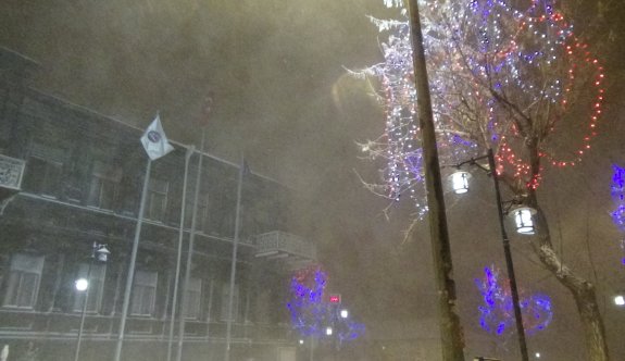 Nisan ayına günler kala kar ve tipiye teslim oldular