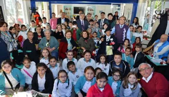 Öğrencilerden Gönül Bahçesi Yaşlılarına Ziyaret