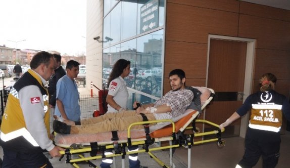 Omzunda Taşıdığı Tüfekle Kendini Yaraladı