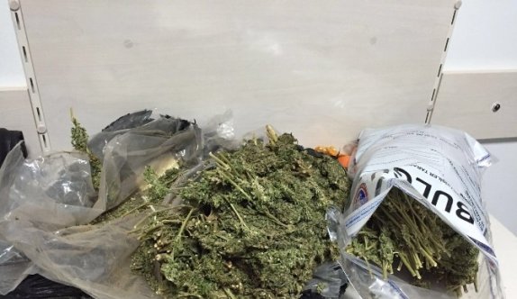 Otobüsteki Yolcunun Valizinden 2 Kilo Esrar Ele Geçirildi