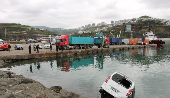 Otomobiliyle Denize Düşen Sürücüyü Dalgıç Kurtardı