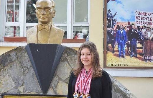 Paletli Yüzmenin Altın Kızı, Rekorları Altüst Etti