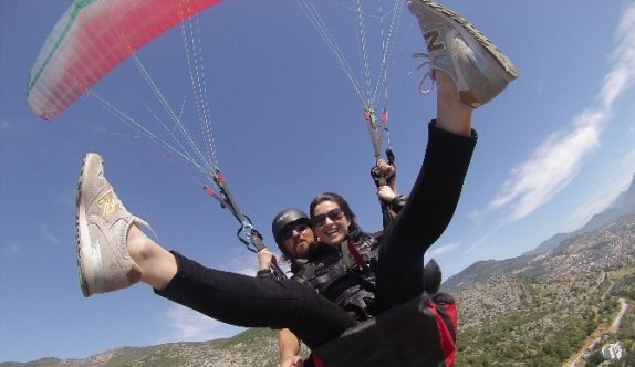 Paraşütle Uçarak “Kadına Şiddete Hayır” Dediler