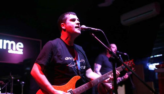 Rockçı Profesör, gündüz derste gece sahnede