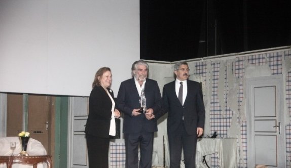 Sakıp Sabancı Yaşam Boyu Başarı Ödülü Usta Tiyatrocu Özyağcılar’a Verildi