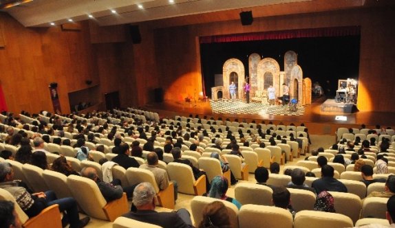 Şehir Tiyatrosu Manavgat’ta İlgi Gördü