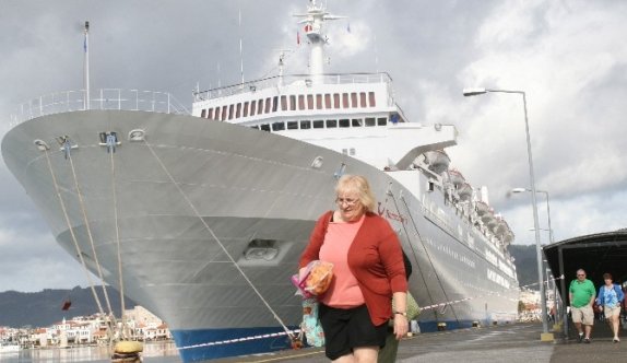 Sezonun İlk Turisti Denizden Geldi