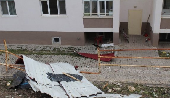 Şiddetli Rüzgar Çatıları Yerinden Söktü