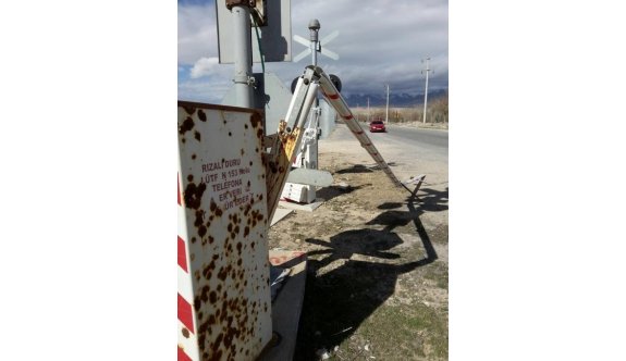 Şiddetli Rüzgar Trafik Işıklarına Ve Geçitlere Büyük Zarar Verdi