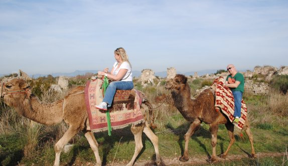 Side Antik Kent&#039;inde deve turları başladı