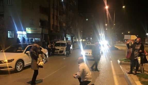 Siirt’te Sevdiği Kız İçin Yol Kesip Evlenme Teklifi Etti