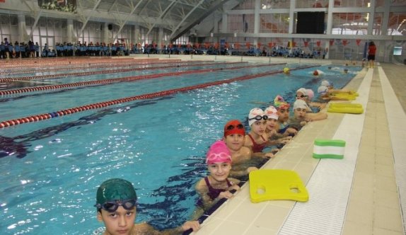 Spor Okulu Öğrencilerinden Yüzme Etkinliği