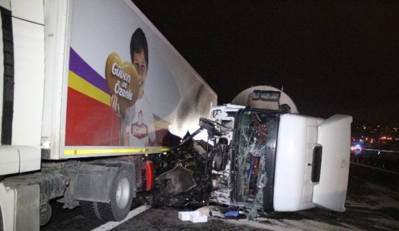 Takla Atarak Ters Şeride Geçen Cipe Tanker Çarptı: 2 Ölü