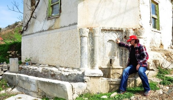 Tarihi Bizans Çeşmesi Zamana Direniyor