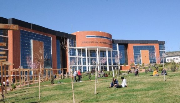 Üniversite Kampüse Bahar Erken Geldi