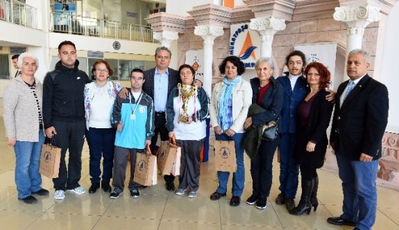 Uysal’dan Özel Sporculara Hediye