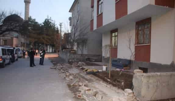 Üzerlerine Bahçe Duvarı Devrilen 3 Çocuk Yaralandı