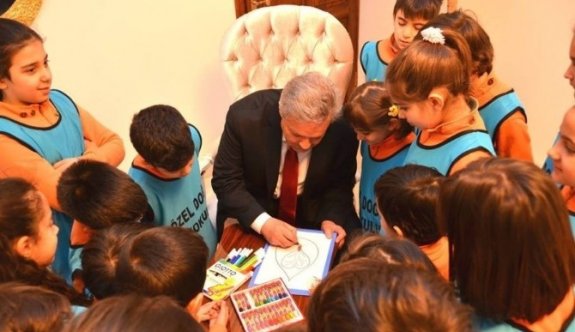 Vali Kahraman Doğa Kolejinin İlkokul Öğrencileri İle Birlikte Resim Çizip, Boyama Yaptı