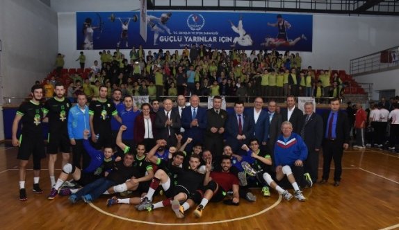 Vali Ve Başkan Voleybol Maçını İzledi