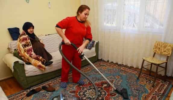 Yaşlıların Ve Engellilerin Evlerini Temizliyorlar